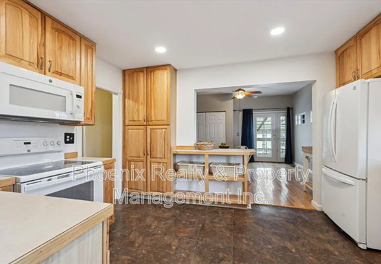 211 E Geneseo St — Photo 10