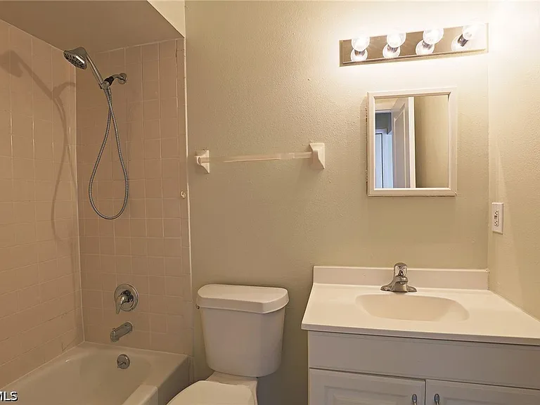 4417 SW Santa Barbara Pl — Photo 10