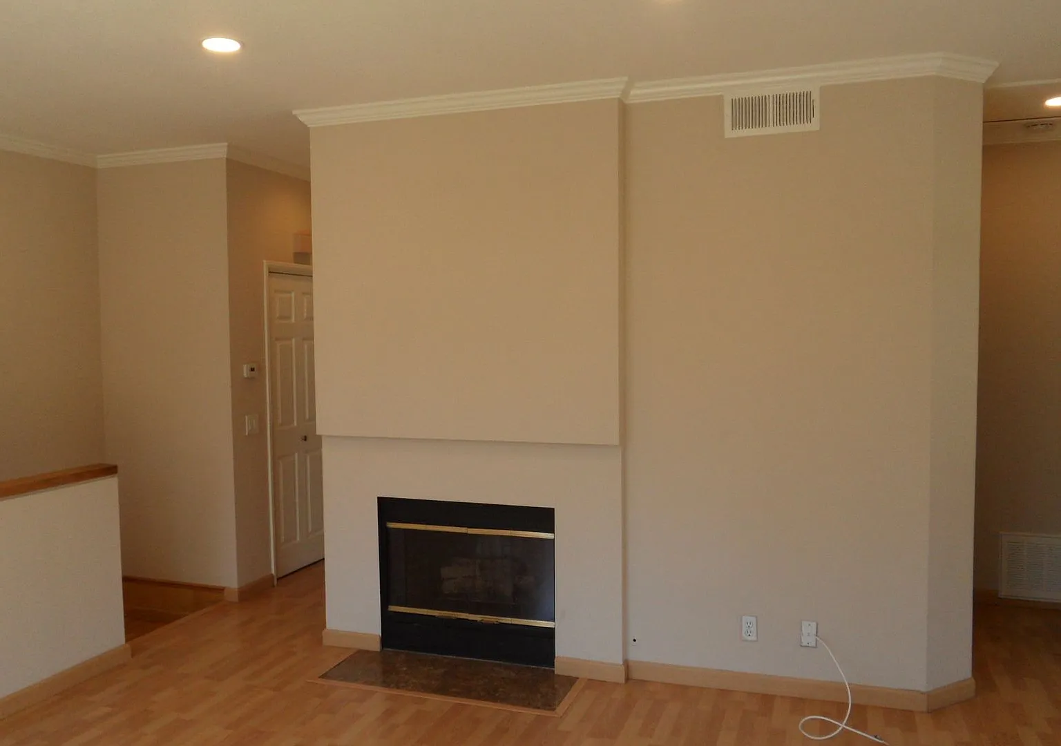 Upstairs 2BR; 2BA end-unit condo w/ 1 car attached garage — Photo 4