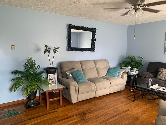 2nd image of 817 Horseshoe Dr
