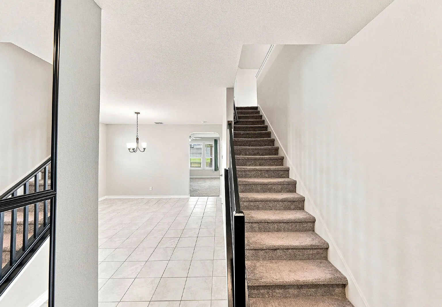 4 bed, 2.5 bath, 2758 sqft, $2,500 — Photo 2