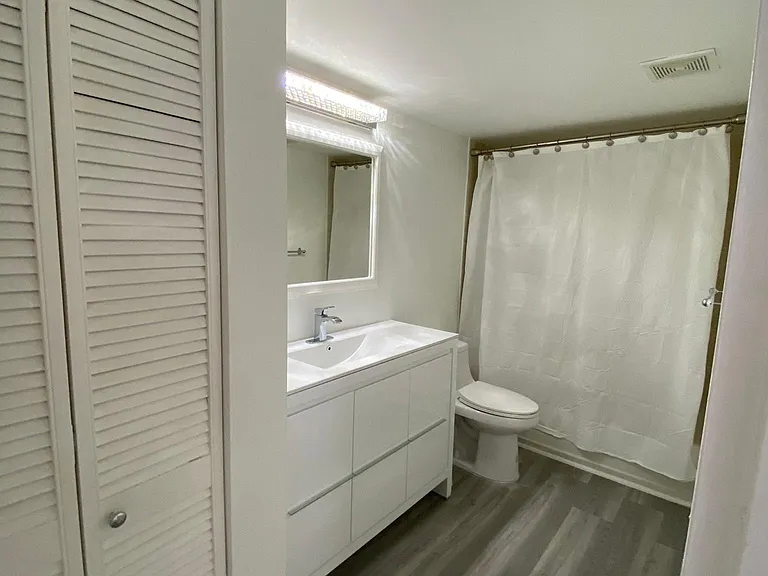 555 NE 15th St #33E — Photo 10