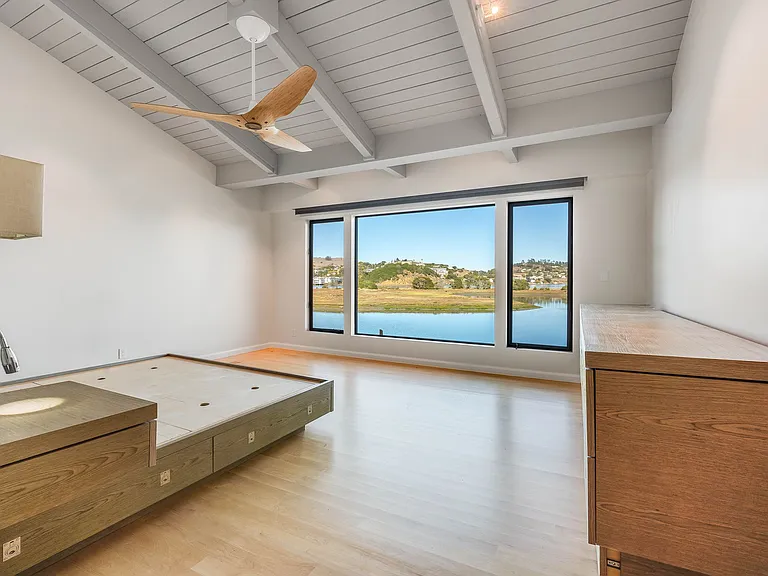 363 E Strawberry Dr — Photo 18