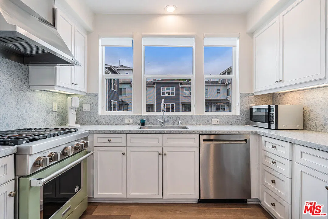 2 bed, 2.5 bath, 1530 sqft, $6,800 — Photo 3
