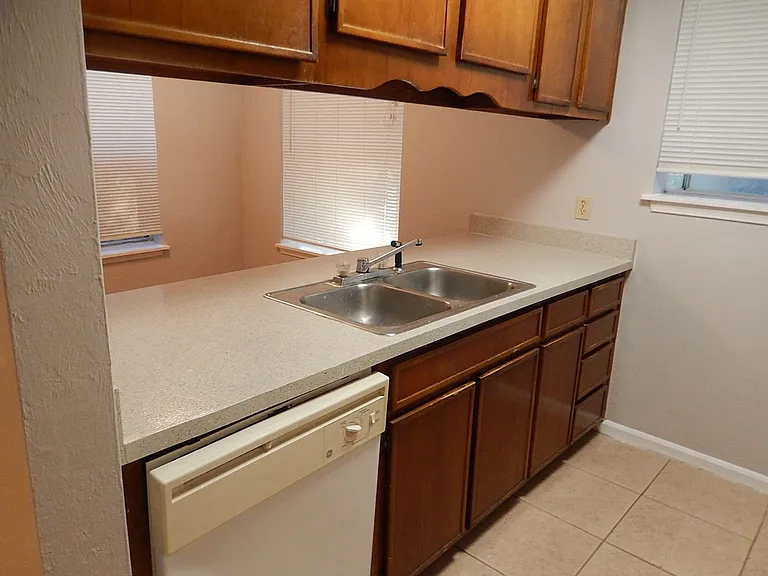 2334 Sylvan Ct — Photo 8