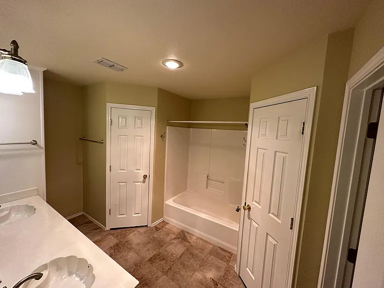 1610 Morrow Ln — Photo 6
