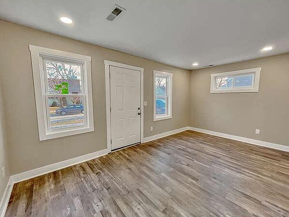 4th image of 915 E Barrett Ave