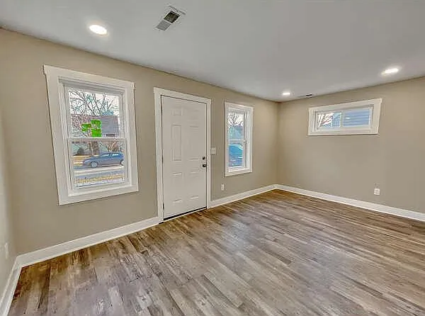 915 E Barrett Ave — Photo 4
