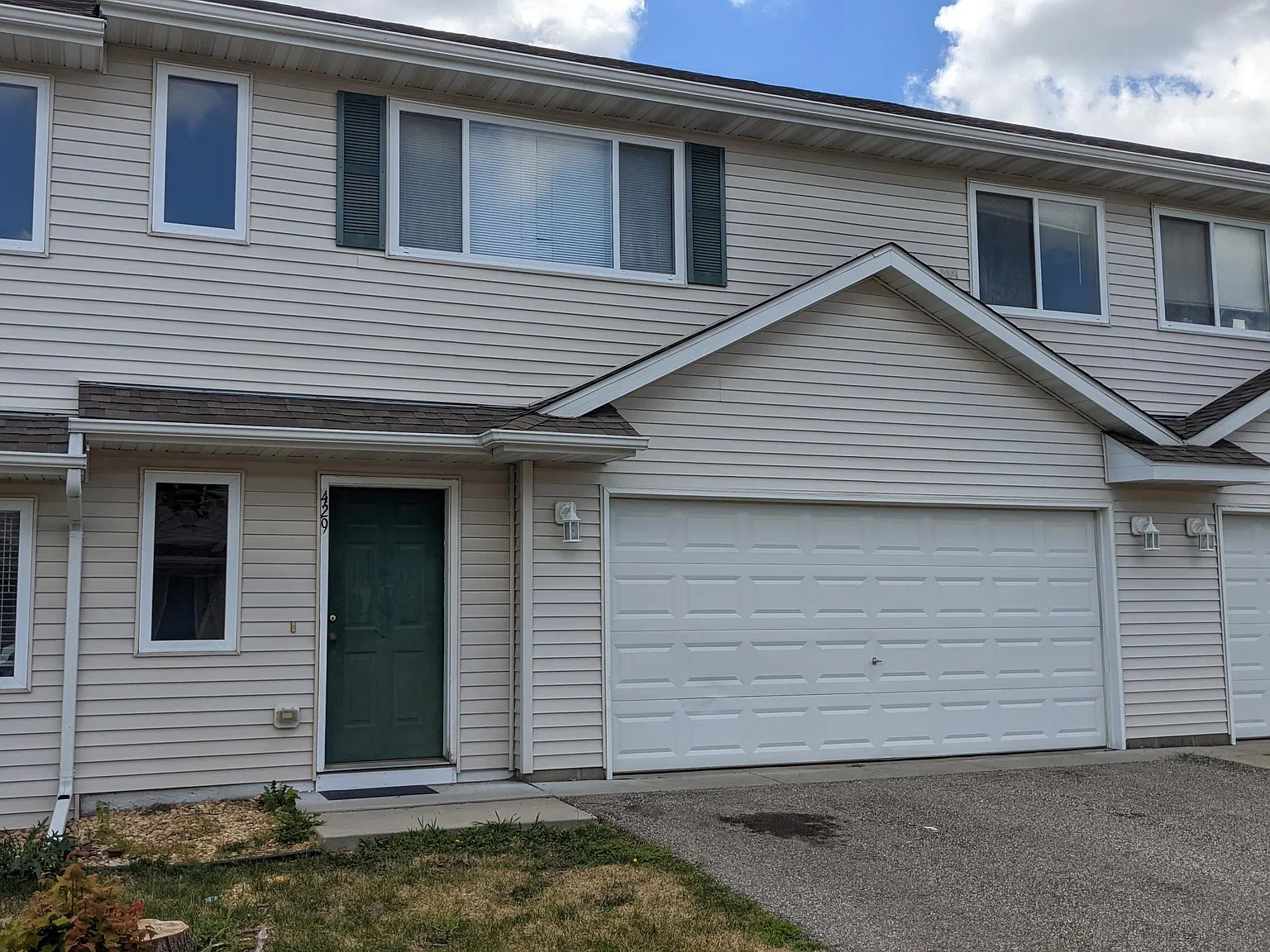 3 bed, 1227 sqft, $1,750 — Photo 1
