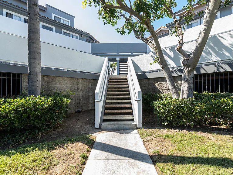Emerald Ridge Apartments — Photo 10