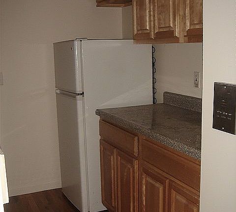 5th image of 2520 Crescent St APT 1F