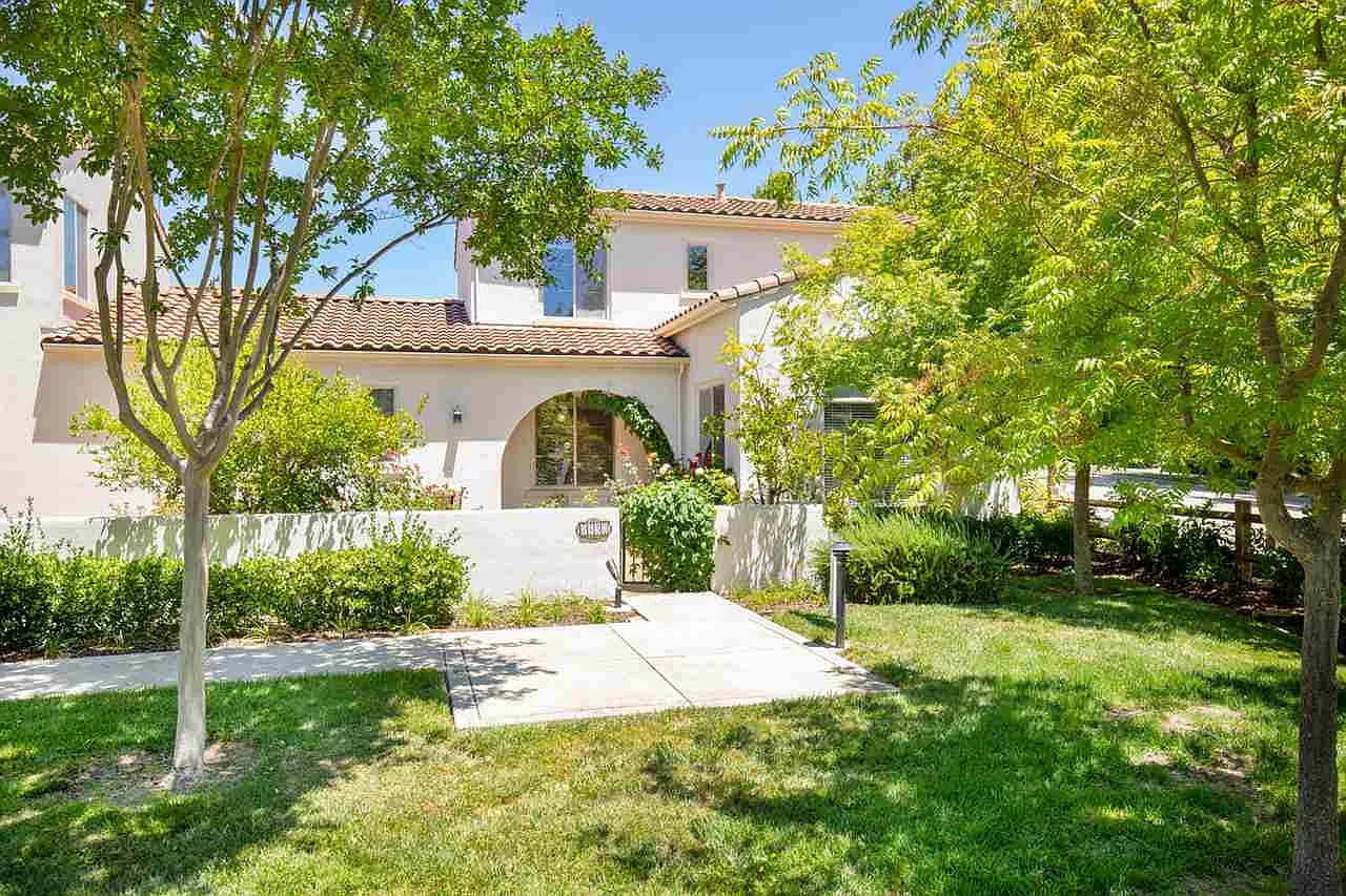 2432 Amaryllis Cir photo 1