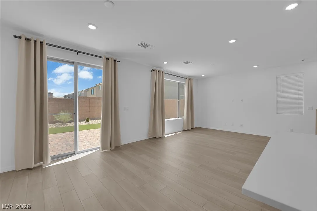 5 bed, 3.0 bath, 2206 sqft, $2,600 — Photo 4