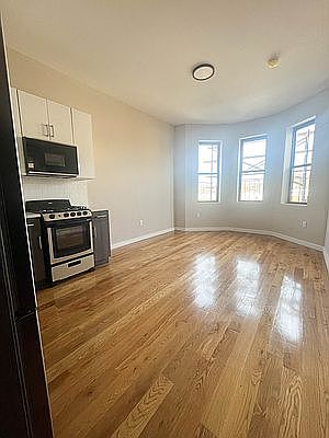 3rd image of 536 Kosciuszko St #3F