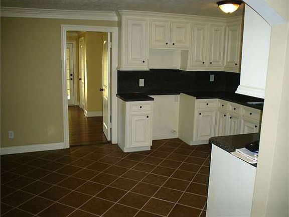 3rd image of 932 Shady Ln