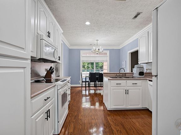 4th image of 214 Buck Cir