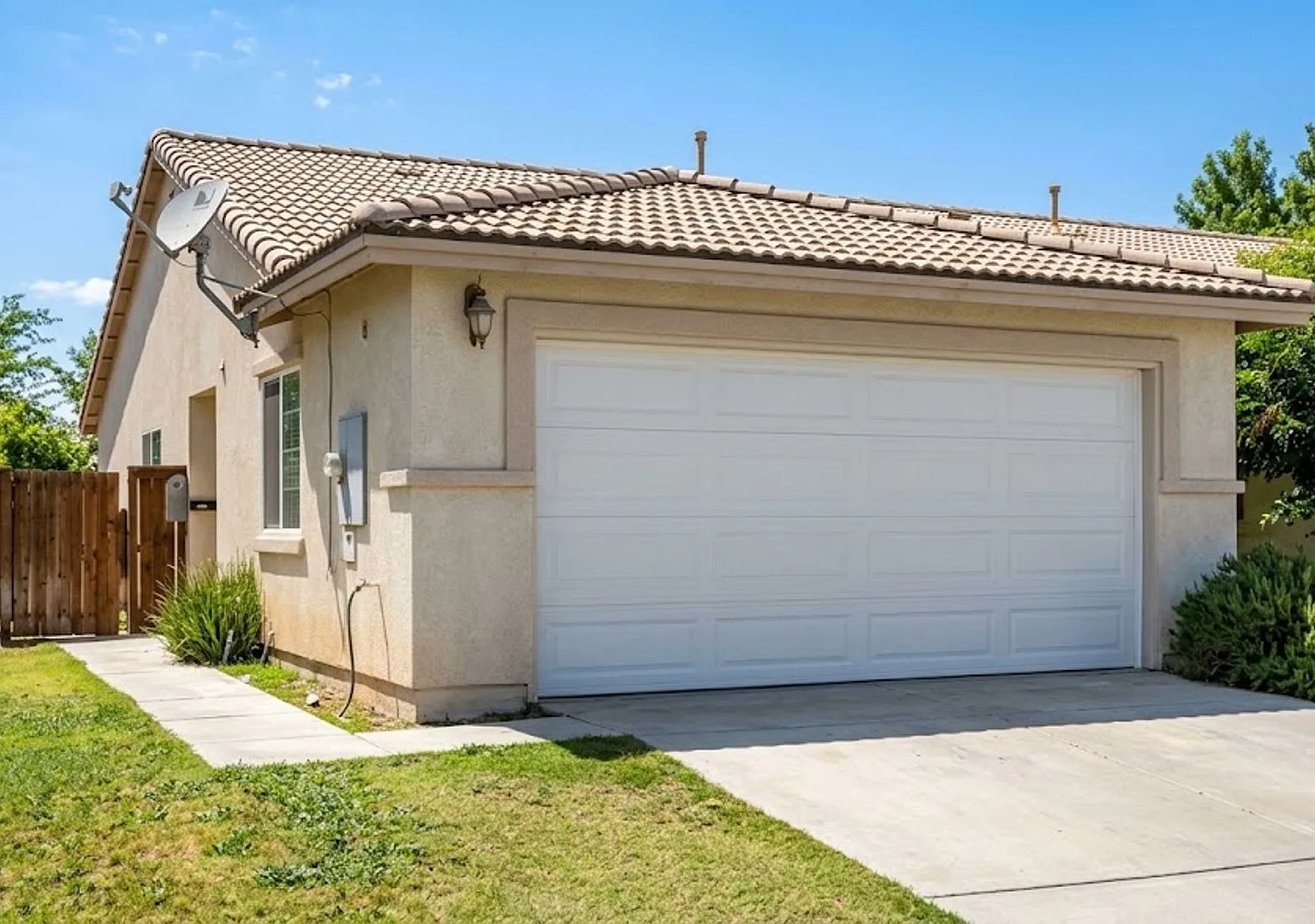 Imperial 3 Bed 2 Bath - Available In October Apply Now ! — Photo 1