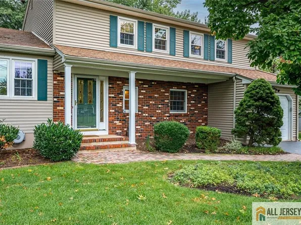 23 Oakey Dr, Kendall Park, NJ 08824