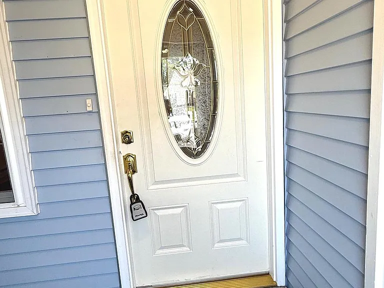 62 Kingston Way — Photo 2