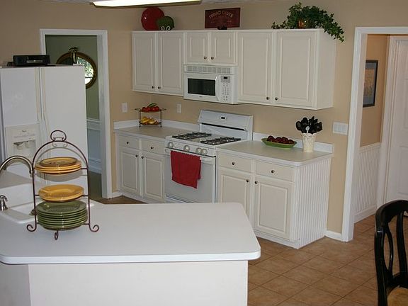 Great Kitchen w/ tile flooring