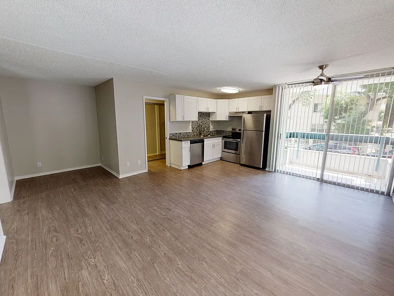 Wilshire Regency Apts. — Photo 14