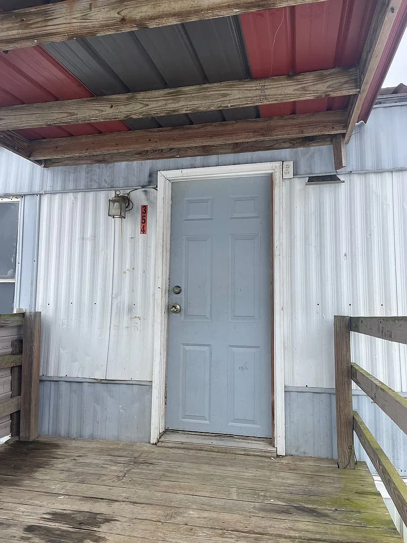 Country living with spacious front and backyard - 3 beds/ 2bath available now — Photo 3
