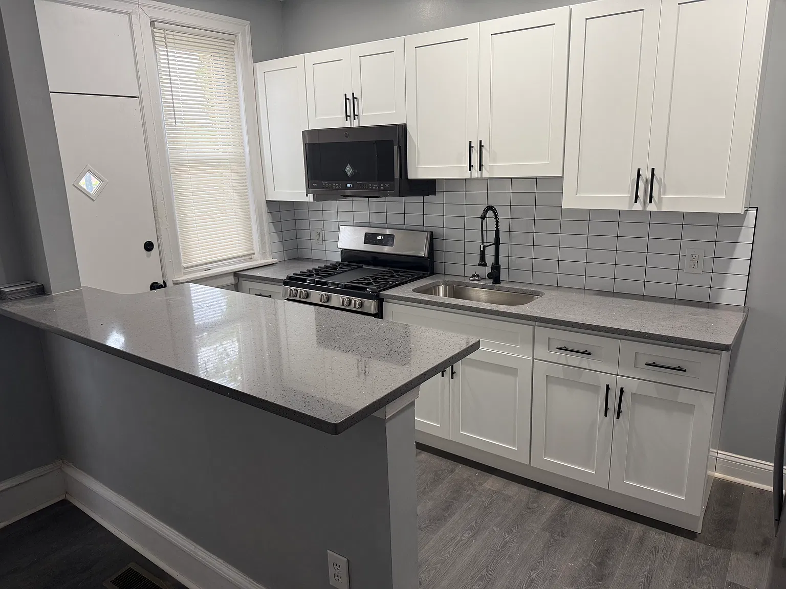 3 bed, 992 sqft, $1,800 — Photo 2