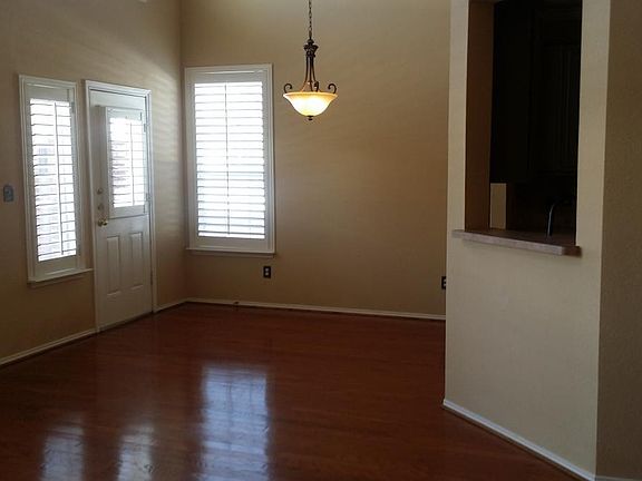 Hardwood floor / high ceeling