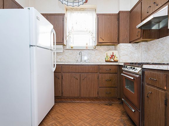 5th image of 2340 27th St