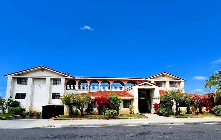 Villa Pacifica Apartments — Photo 2