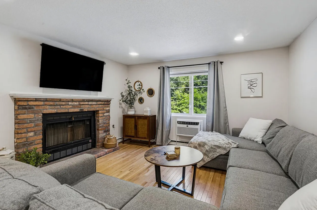 2 bed, 1070 sqft, $2,700 — Photo 1