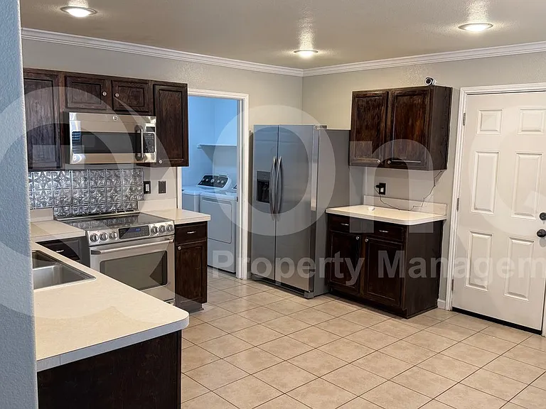 476 Eisenhower Ln — Photo 4