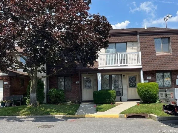 92 Cambridge Drive #92, Copiague, NY 11726