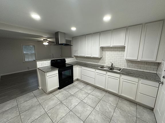 3rd image of 261 Palmetto Dr