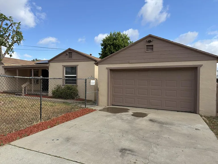 986 Merritt Dr — Photo 2