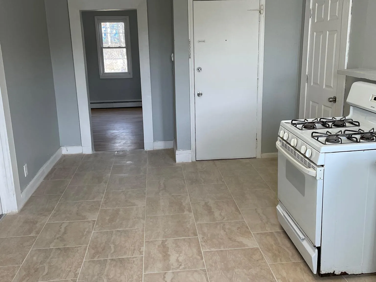 3 bed, 1200 sqft, $2,100 — Photo 3