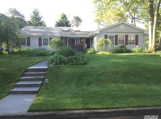 2 Hyde Ln, Coram, NY 11727