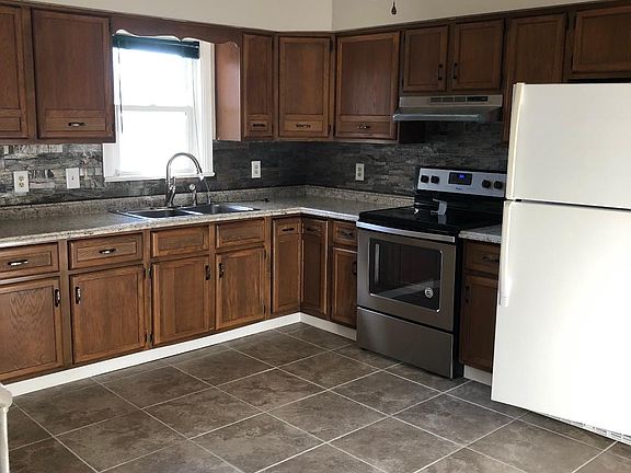 3rd image of 3412 Greengarden Blvd