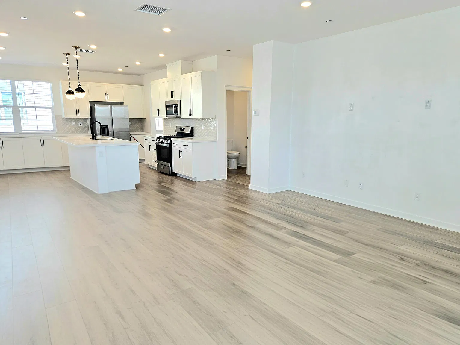 4 bed, 3.5 bath, 1809 sqft, $3,600 — Photo 3