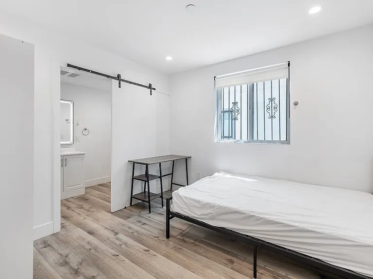 1508 W 30th St #1 — Photo 16