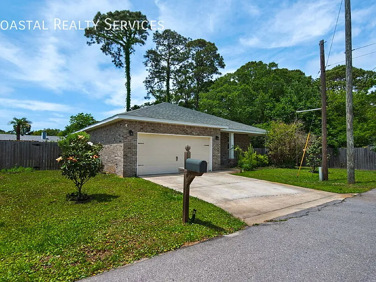 66 Brenda Ln — Photo 2