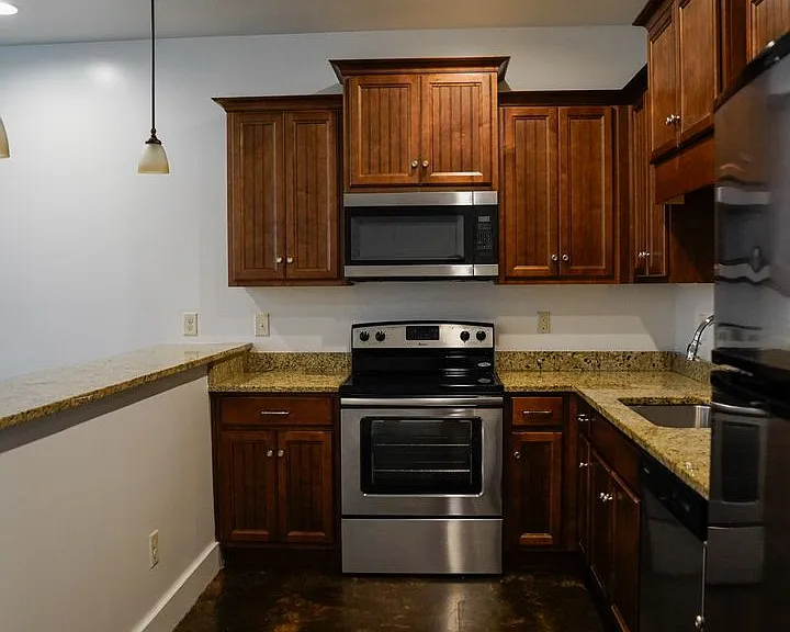 Beverly Townhomes — Photo 4