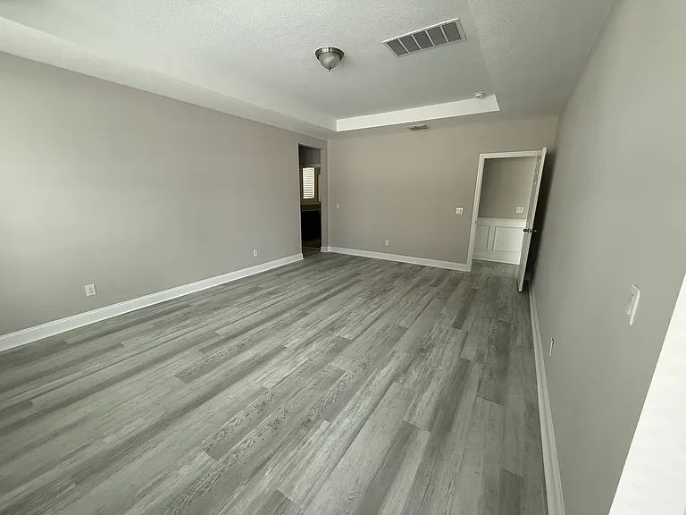Master Bedroom (Lower Level)