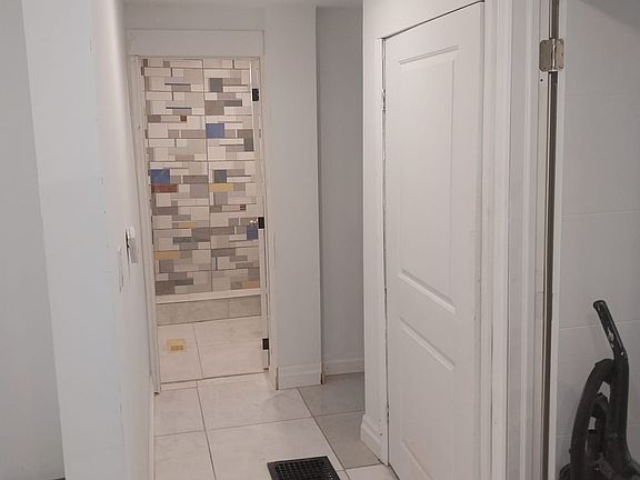5th image of 1071 Southcote Rd