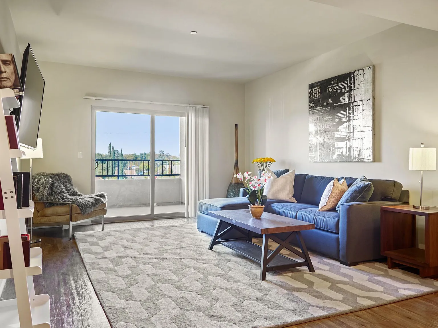 6940 Sepulveda — Photo 2