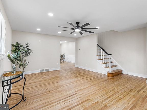 3rd image of 3406 Oak Ln