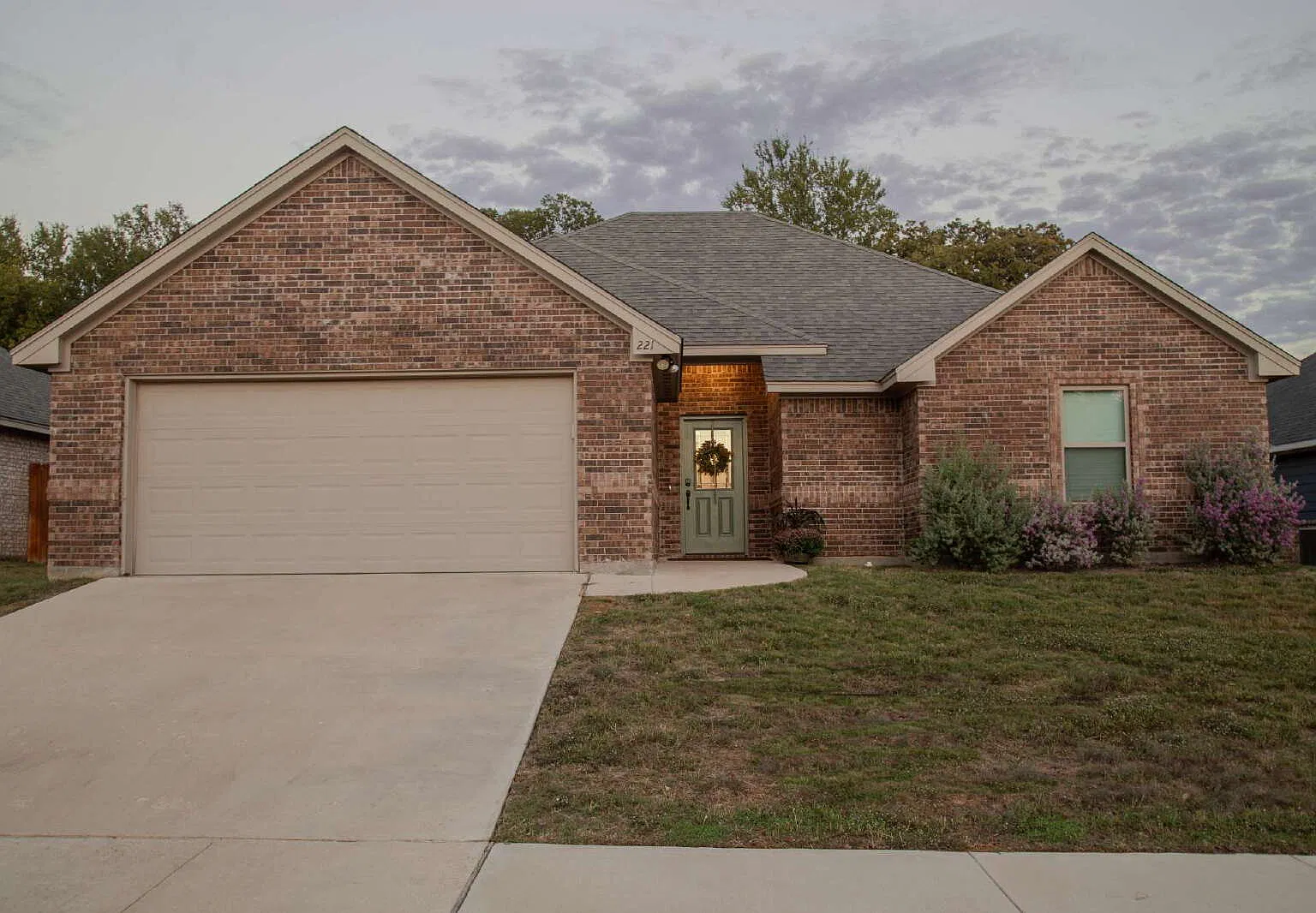 3 bed, 2.0 bath, 1575 sqft, $3,950 — Photo 4