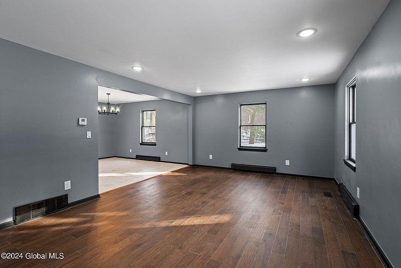 5th image of 130 Chancellor Drive