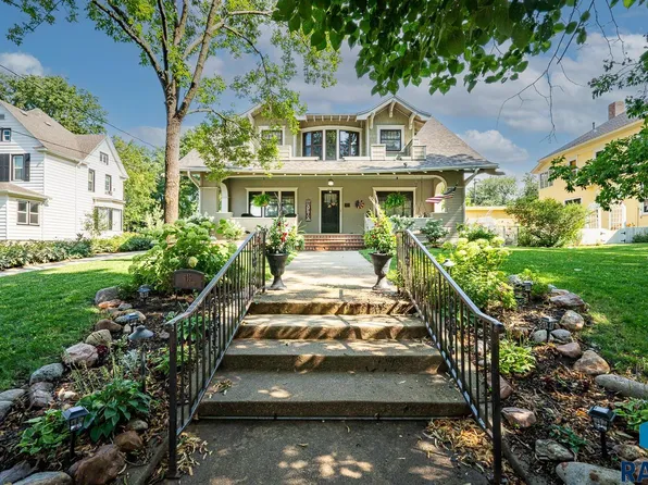 416 E 2nd St, Canton, SD 57013