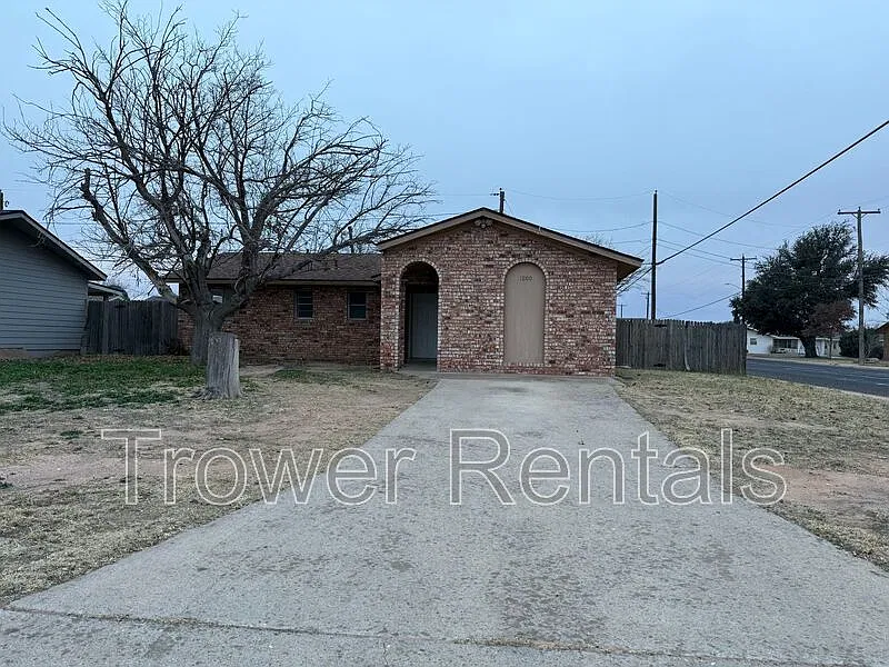3 bed, 2.0 bath, 1200 sqft, $1,600 — Photo 2